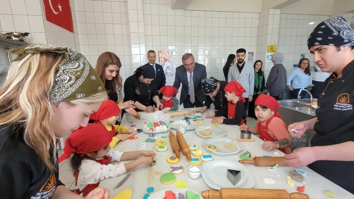 Antalya'da minikler mutfağa girdi, renkli kurabiyeler ortaya çıktı